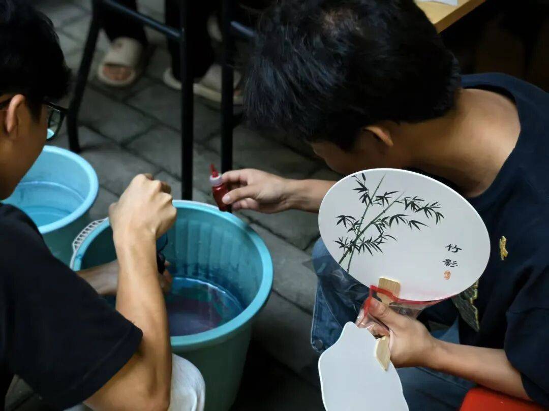 幻月球灯……这场暖心社区活动绝了！开元棋牌漆扇DIY、苗银冰箱贴、梦(图1)