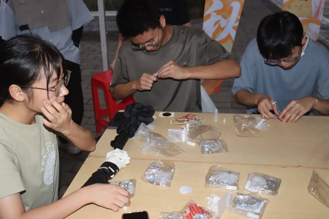 幻月球灯……这场暖心社区活动绝了！开元棋牌漆扇DIY、苗银冰箱贴、梦(图4)