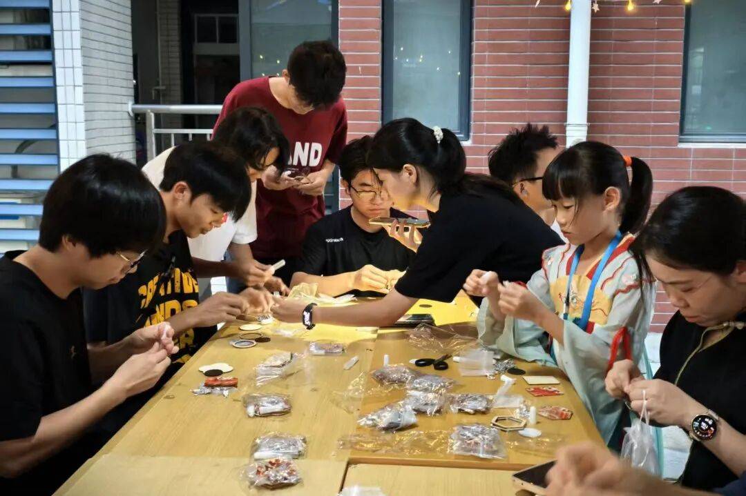 幻月球灯……这场暖心社区活动绝了！开元棋牌漆扇DIY、苗银冰箱贴、梦(图3)