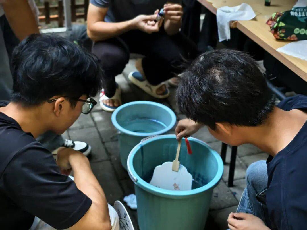 幻月球灯……这场暖心社区活动绝了！开元棋牌漆扇DIY、苗银冰箱贴、梦(图6)